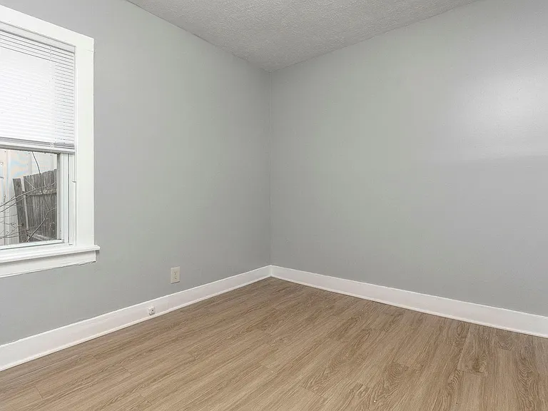 4060 La Salle Ave — Photo 13