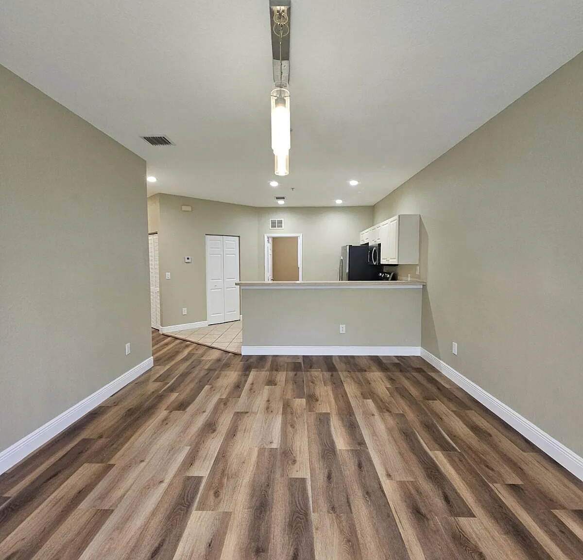 3 bed, 2.0 bath, 1049 sqft, $1,950 — Photo 1