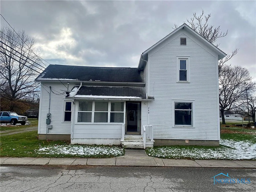 240 E Hanna St photo 1