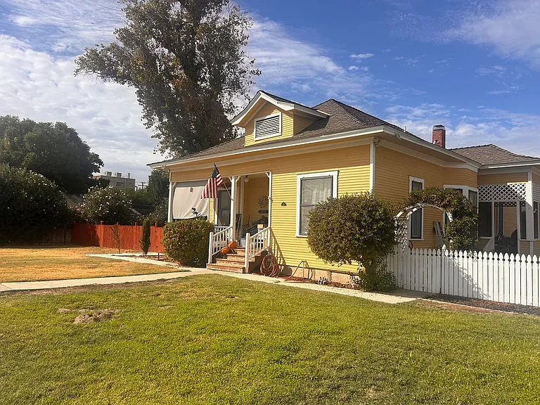 318 F St — Photo 2