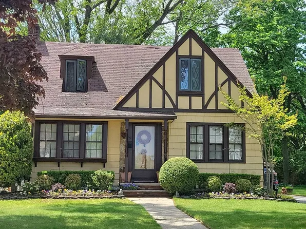 26 Alameda Ct, Shrewsbury, NJ 07702