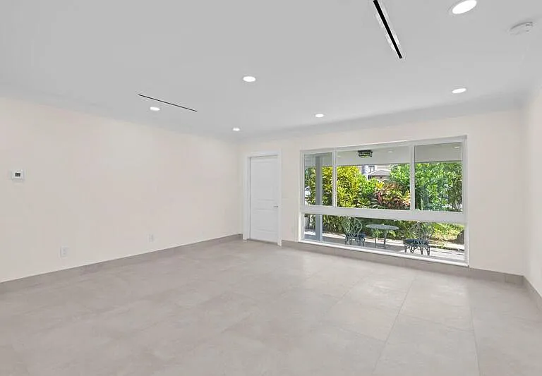 391 SE 7th Ave — Photo 25