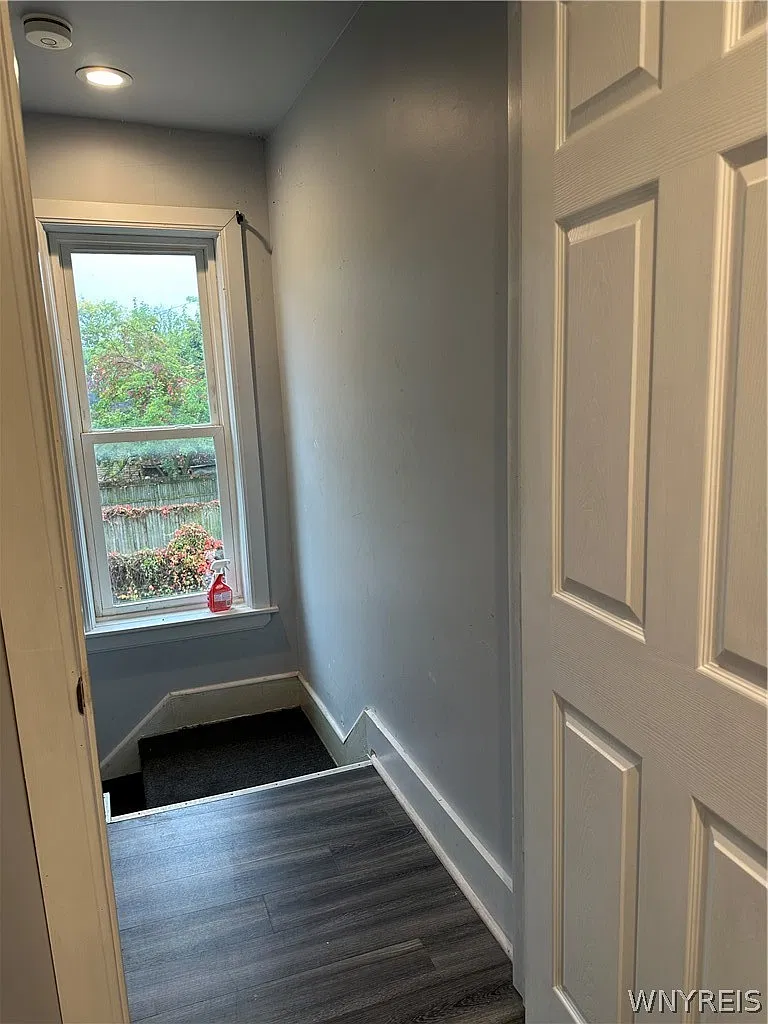 3 bed, 1.0 bath, 4796 sqft, $1,500 — Photo 2