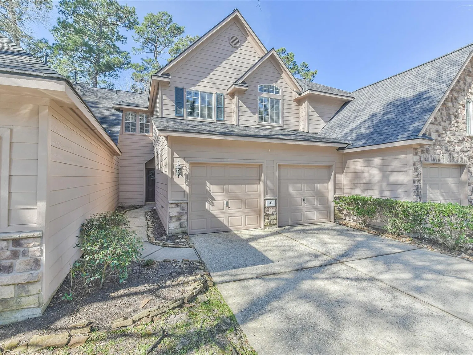 3 bed, 2.5 bath, 1689 sqft, $2,300 — Photo 3