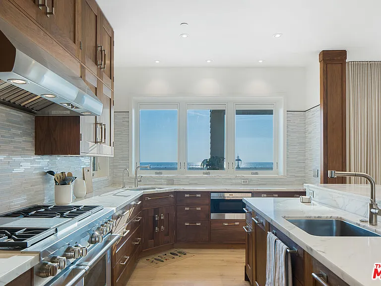 1347 Palisades Beach Rd — Photo 13