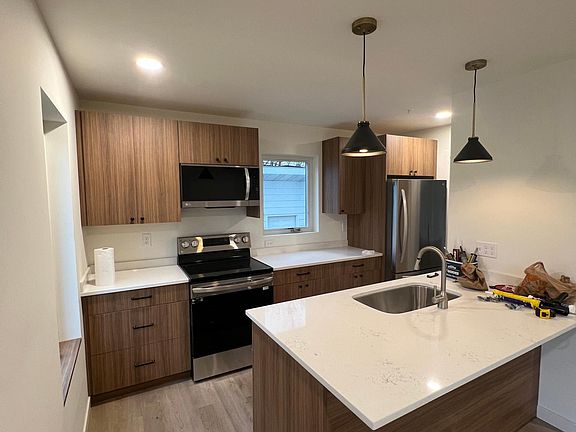 3rd image of 501 Knox Ave N #1