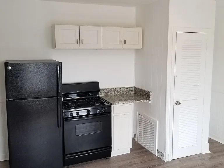  212 Burnside Ave Basem 2Bed/1Ba PetOK Laundry +Storage — Photo 15