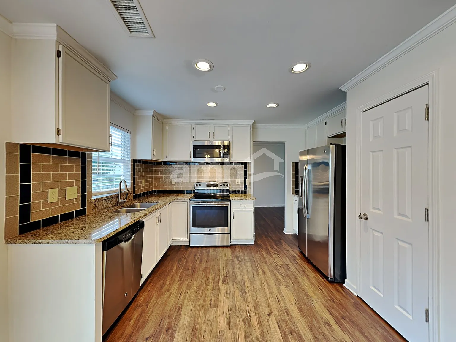 4 bed, 2.5 bath, 2150 sqft, $2,285 — Photo 3