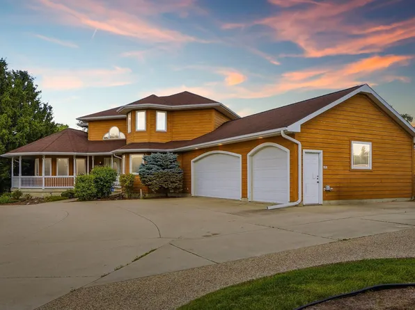 709 Lake Ridge Dr, Cedar Falls, IA 50613