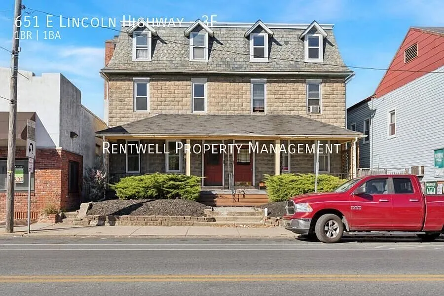 3rd Floor 1-Bedroom Apartment with private deck and Off Street Parking — Photo 3