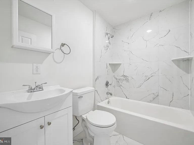 248 N Alden St — Photo 14