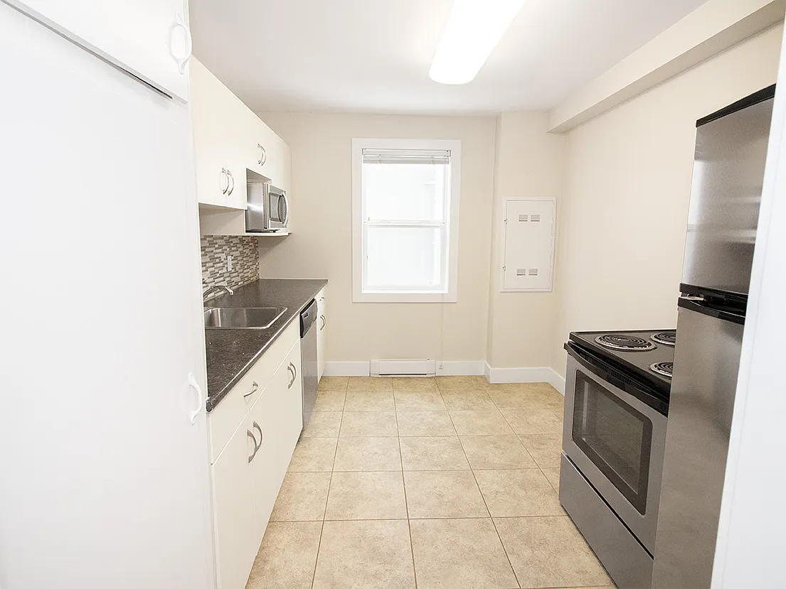 321 Enfield Cresecent — Photo 4