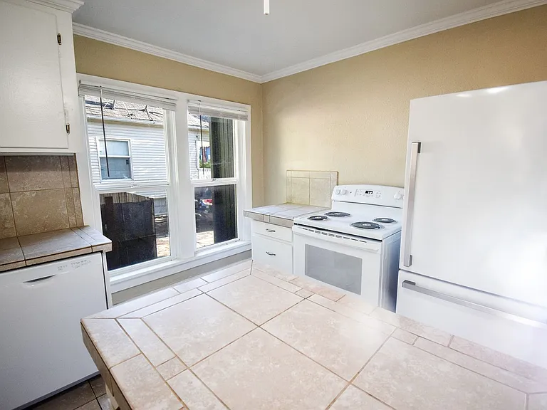 5272 NE 8th Ave — Photo 8
