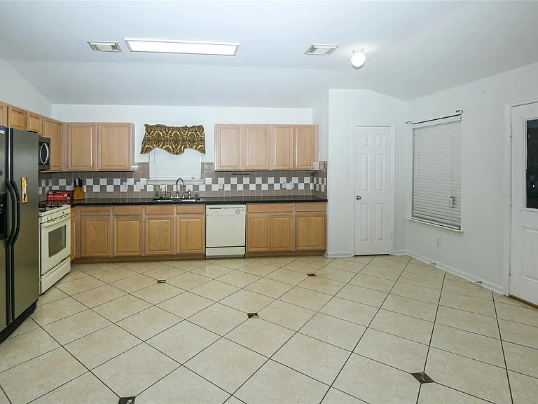 2615 Bisontine St — Photo 4