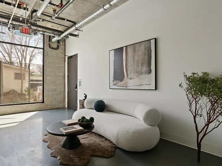611 N Virgil — Photo 8
