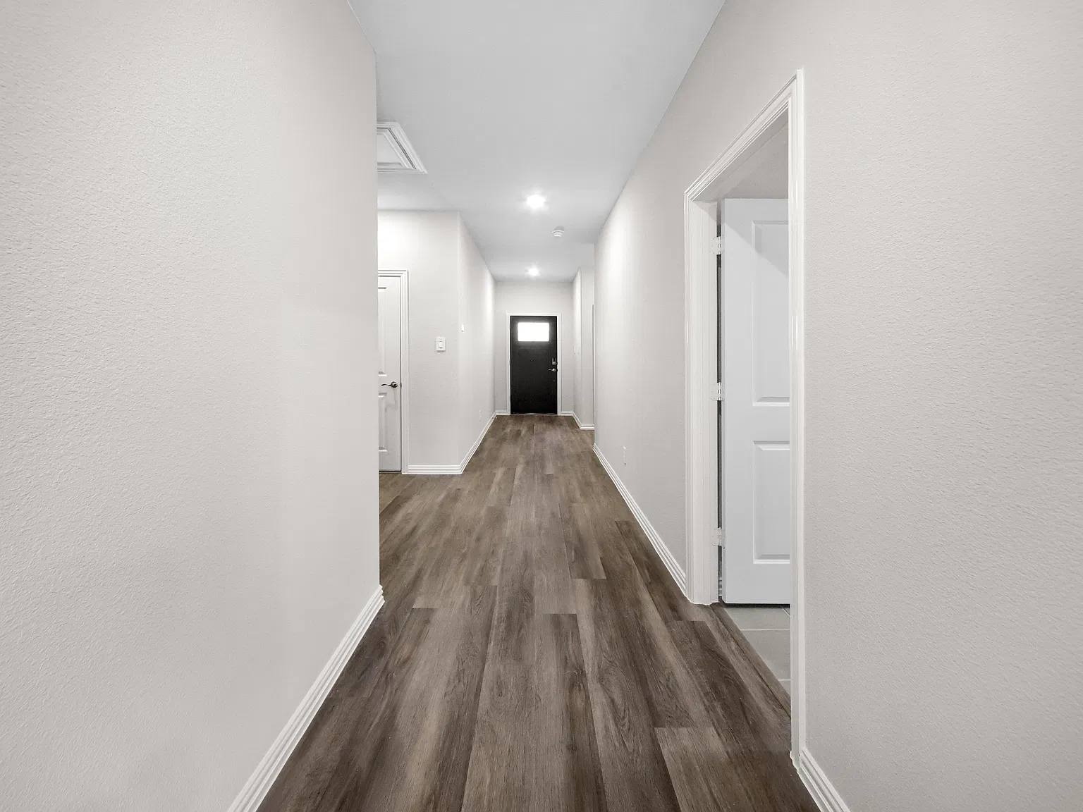 4 bed, 2059 sqft, $2,400 — Photo 2