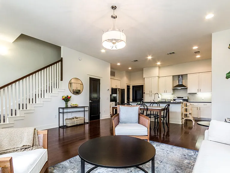 2520 Bluebonnet Ln #8 — Photo 5