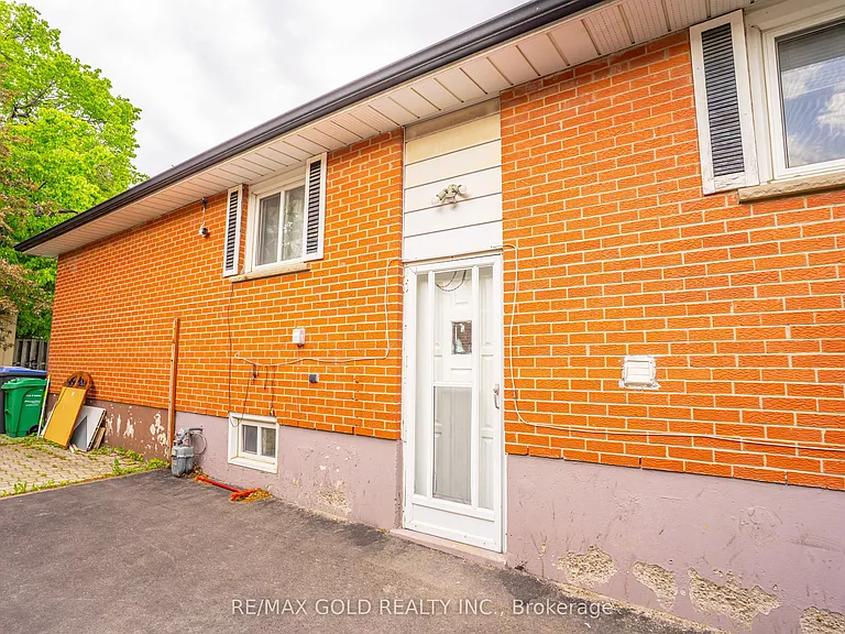 24 Bingham Rd — Photo 2