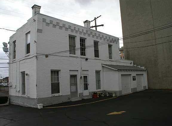 3rd image of 405 E Town St