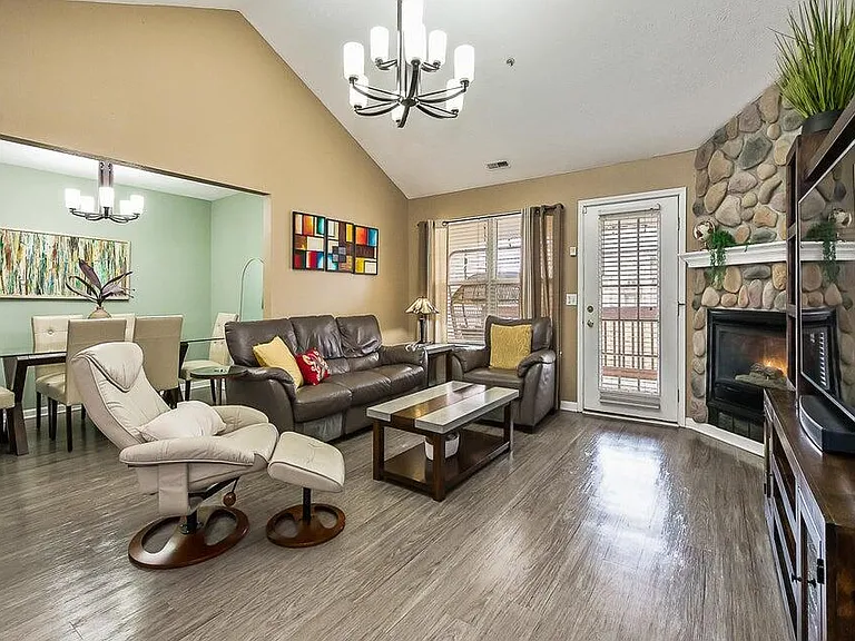 1550 Oakfield Dr — Photo 4