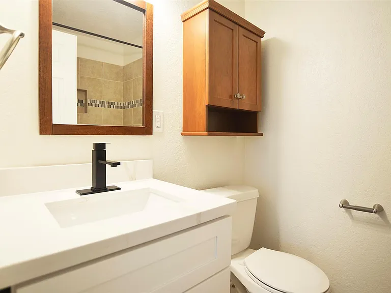 536 Castlelake Dr — Photo 17