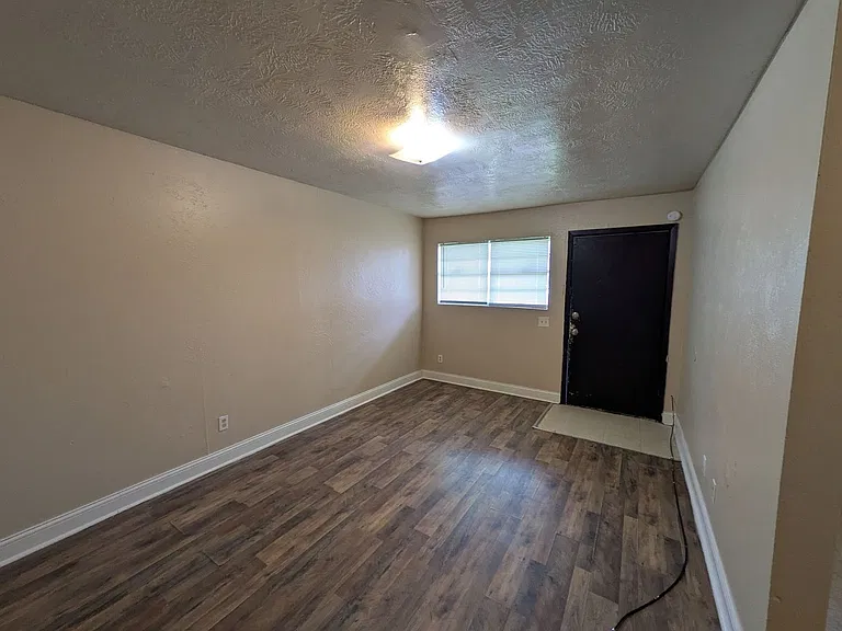 893-905 Campus St — Photo 15