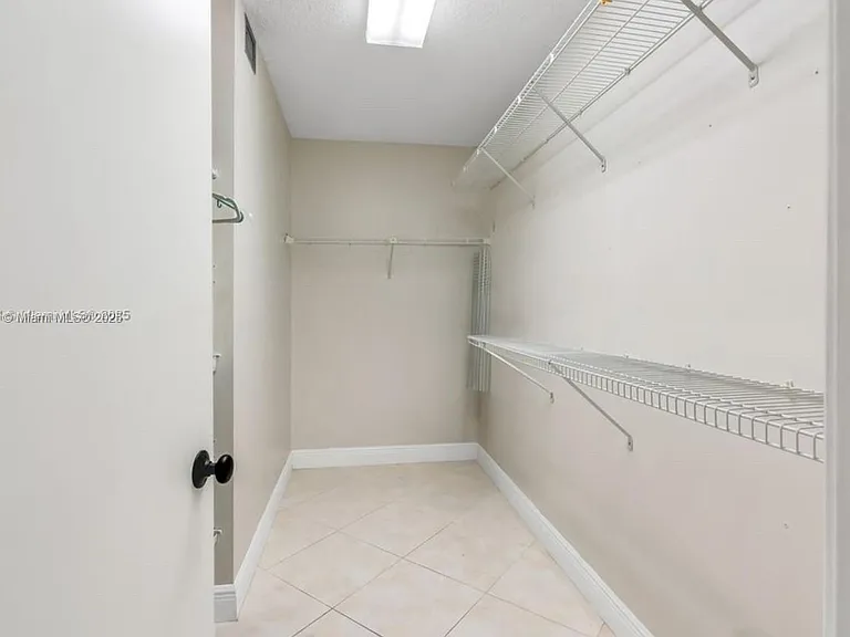 900 SW 125th Way — Photo 8