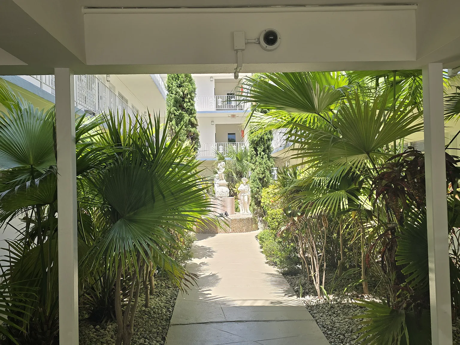 1 bed, 560 sqft, $2,050 — Photo 3