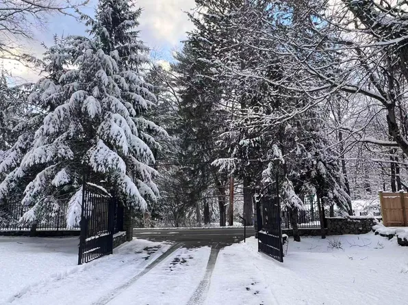 1002 Grove St #1, Wellesley, MA 02482