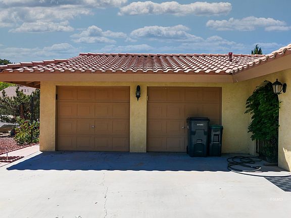 3rd image of 1051 N Inyo St