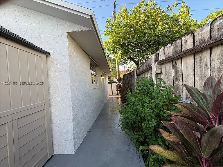 6753 SW 39th Ter #REAR — Photo 1