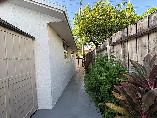 6753 SW 39th Ter Photo 1