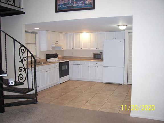 Large kitchen, incl. dishwasher, garbage disposal, microwave, fridge & stove