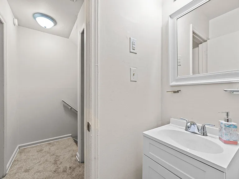 2 Bed, 1 Bath Townhome - Renovated