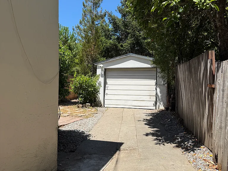106 Treanor St — Photo 34