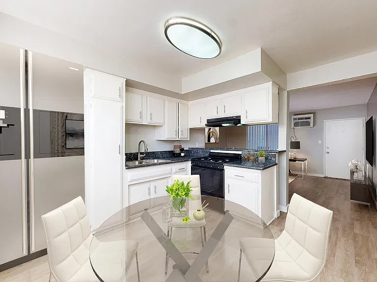 Country Club Apartments — Photo 5