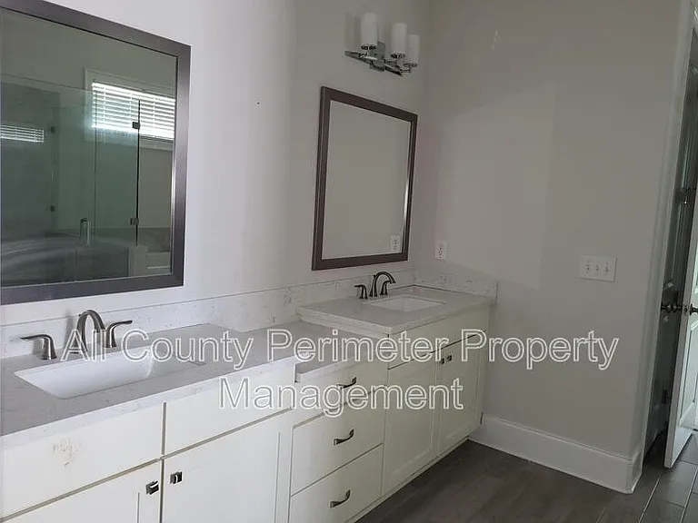 819 Olmsted Ln — Photo 10