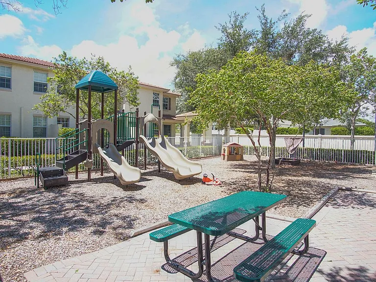 1020 E Longport Cir #Townhouse F2 — Photo 6