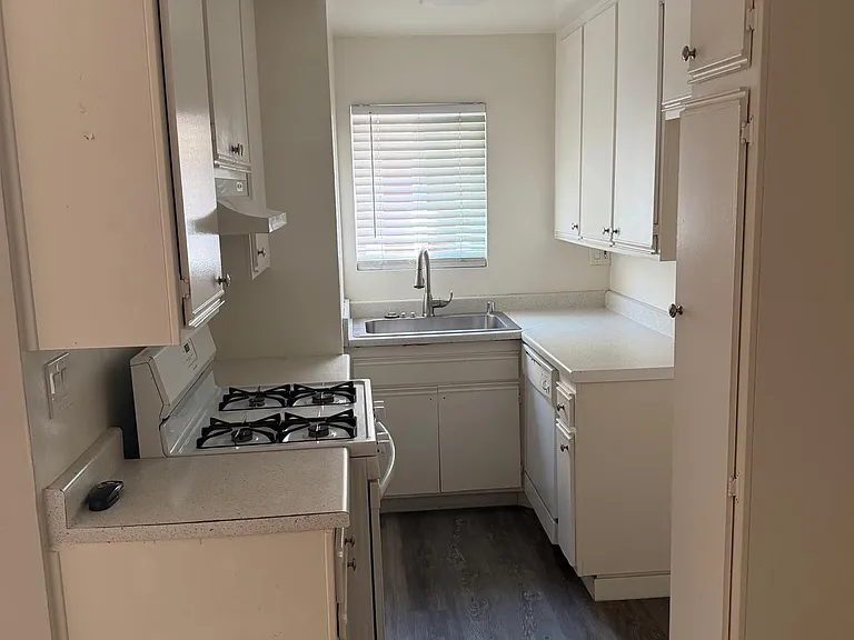 5354 Yarmouth Ave — Photo 7