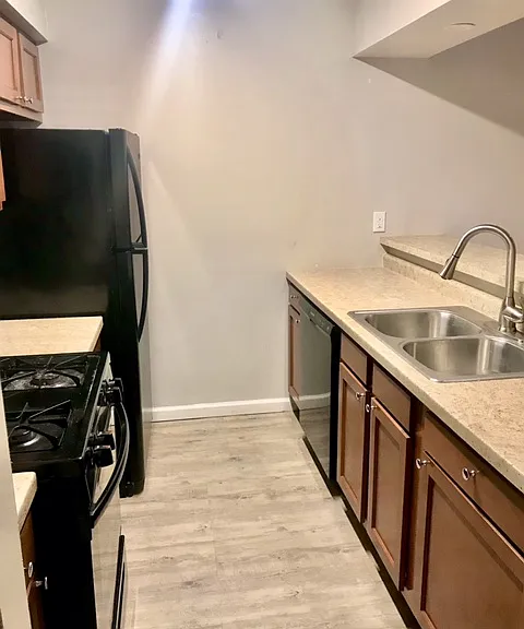 Twyckenham Apartments — Photo 19