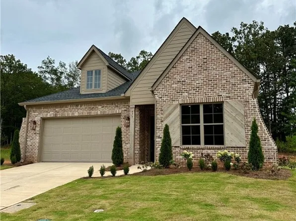 477 Windsor Dr, Opelika, AL 36801