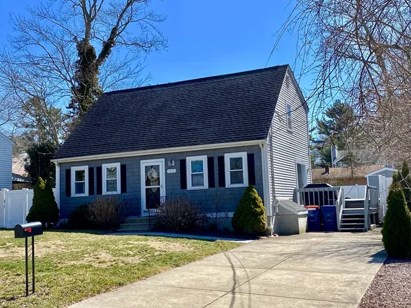 1026 Cherokee St, New Bedford, MA 02745