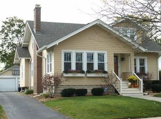 215 Coolidge Ave, Barrington, IL 60010