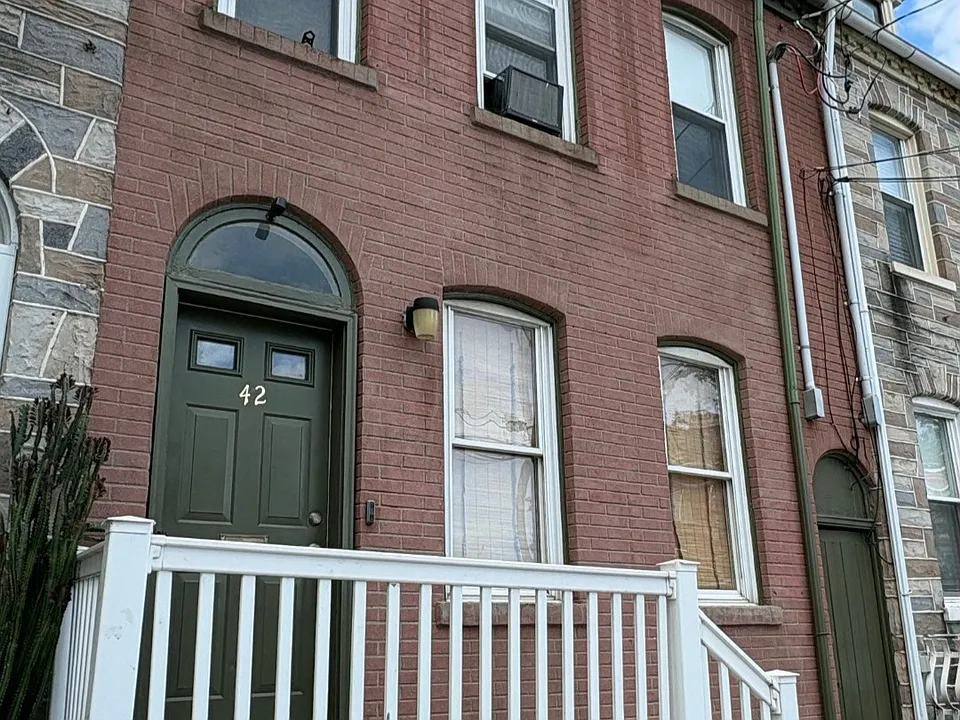 42 W Strawberry St