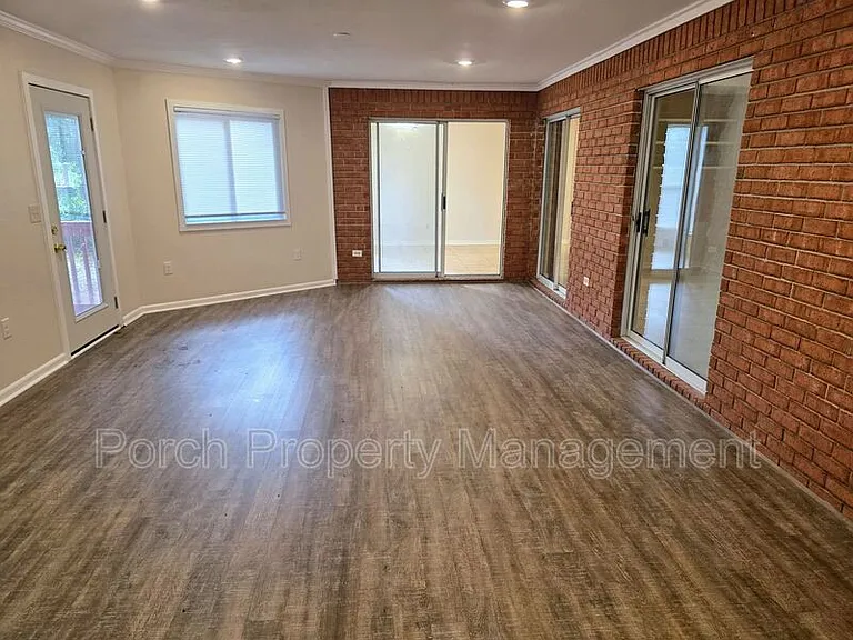 303 Shoreline Dr — Photo 6