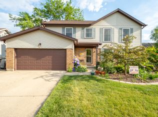 1049 Cedar Crest Dr, Crystal Lake, IL 60014