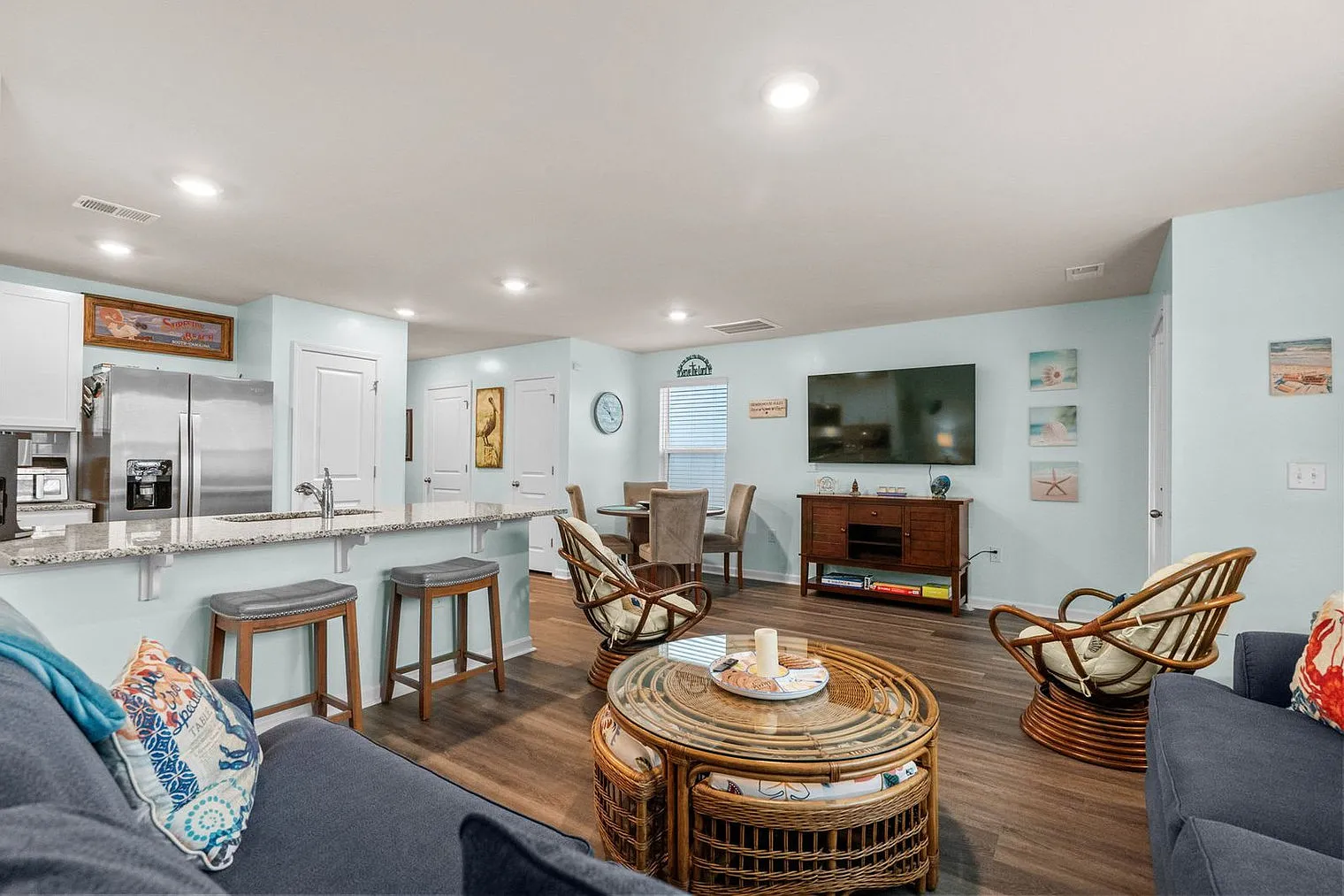 3 bed, 2.0 bath, 1410 sqft, $3,552 — Photo 4