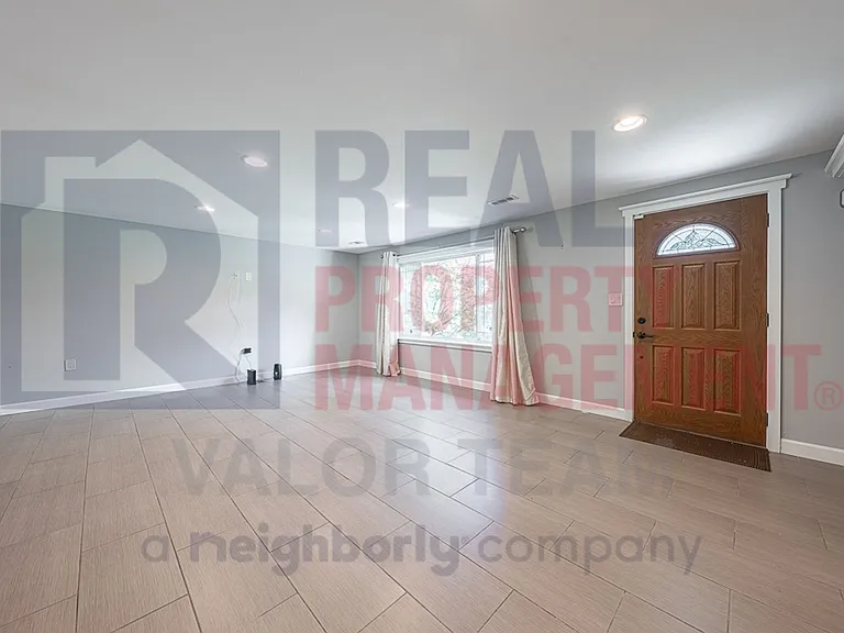 1725 Crock Dr — Photo 2