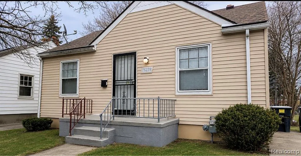 2 bed, 1.0 bath, 900 sqft, $1,200 — Photo 1
