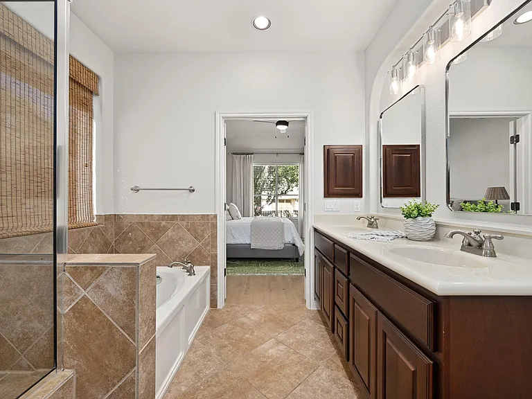 8620 Alophia Dr — Photo 15